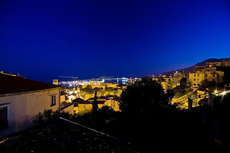 Bed And Travel Apartment La Minerva Suite Salerno Buitenkant foto