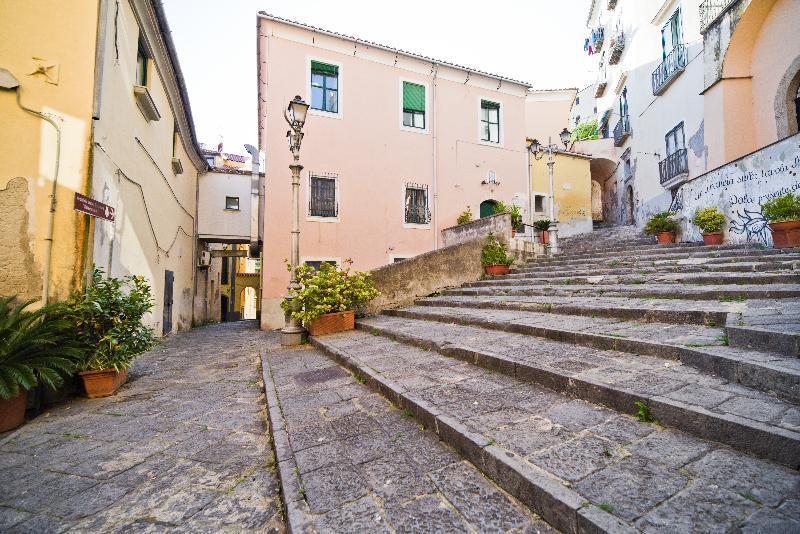 Bed And Travel Apartment La Minerva Suite Salerno Buitenkant foto